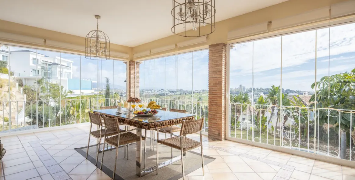 Sale of detached villa in El Paraiso 25