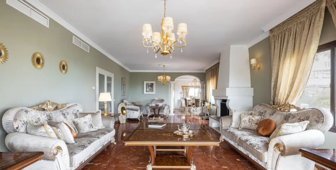 Sale of detached villa in El Paraiso 26