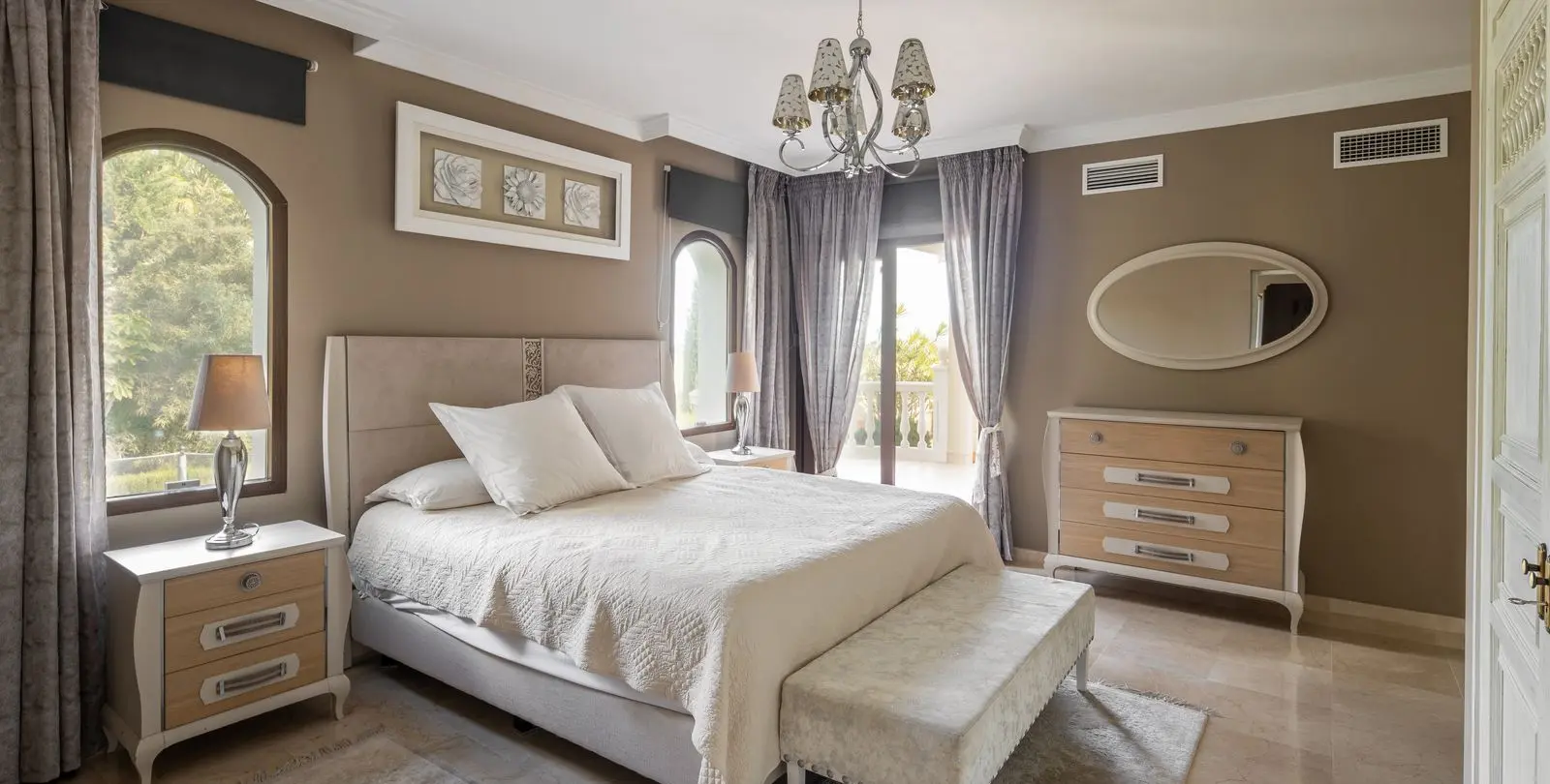 Venta de villa independiente en El Paraiso 7