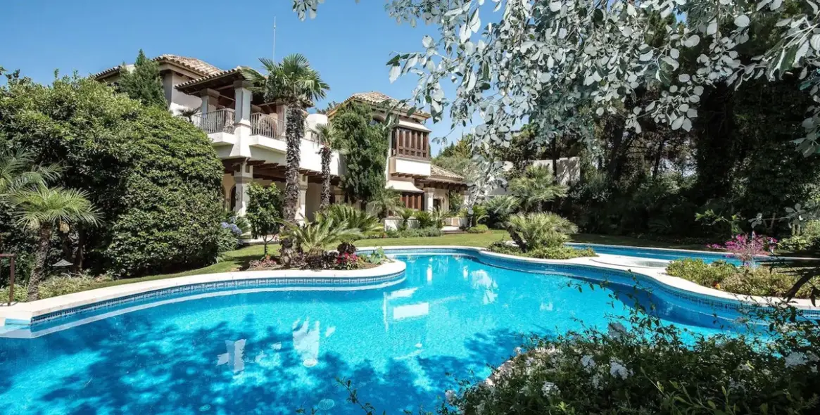 Продажа  отдельно стоящей виллы в Benahavís (район La Zagaleta) 1