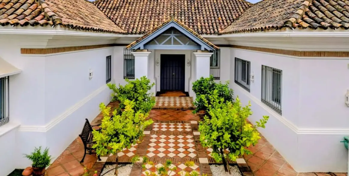 Продажа  отдельно стоящей виллы в Nueva Andalucía (район Aloha) 1