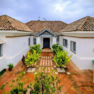 Sale of detached villa in Aloha