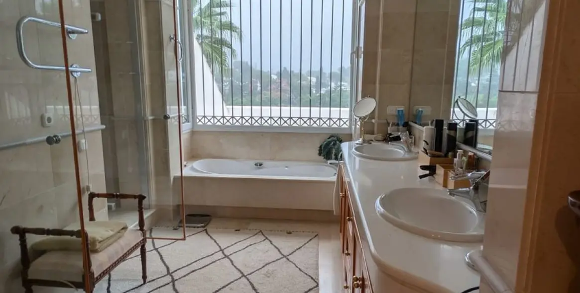 Venta de villa independiente en Aloha 4