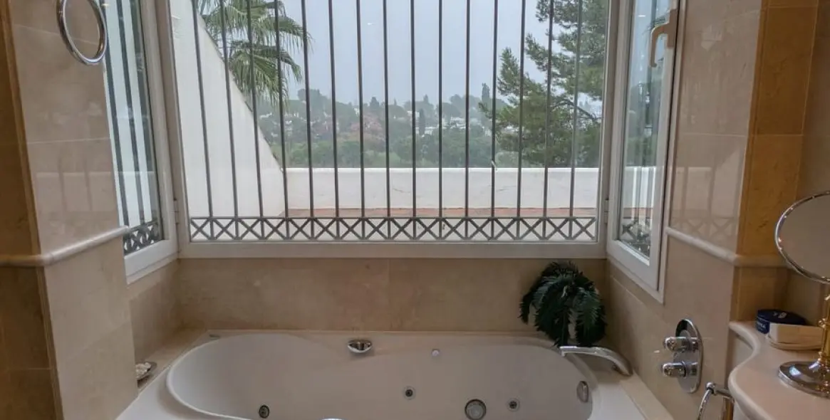 Venta de villa independiente en Aloha 6