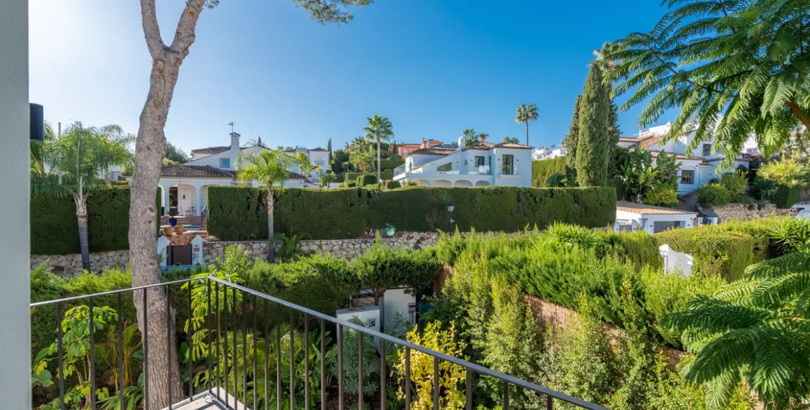 Sale of detached villa in Nueva Andalucía 28