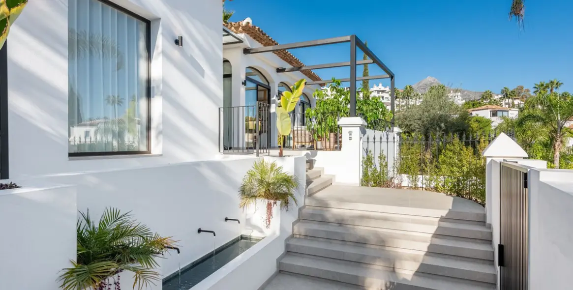 Sale of detached villa in Nueva Andalucía 52