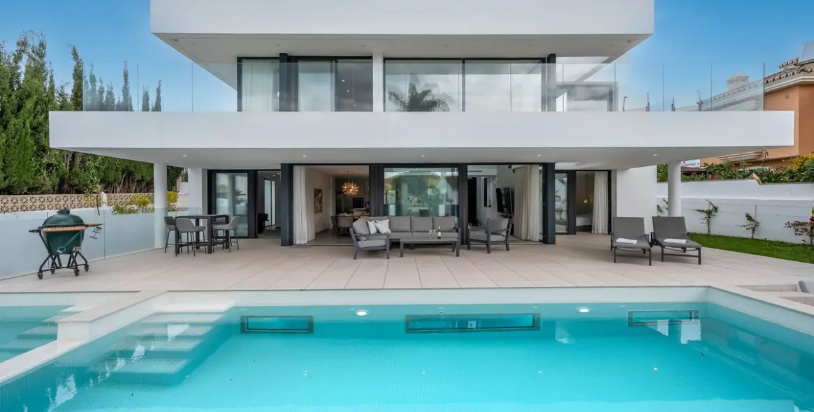 Продажа  отдельно стоящей виллы в San Pedro de Alcántara (район San Pedro de Alcántara) 1