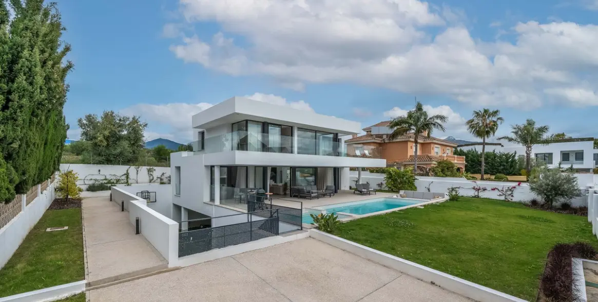 Продажа  отдельно стоящей виллы в San Pedro de Alcántara (район San Pedro de Alcántara) 2