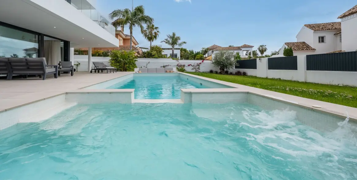 Продажа  отдельно стоящей виллы в San Pedro de Alcántara (район San Pedro de Alcántara) 3