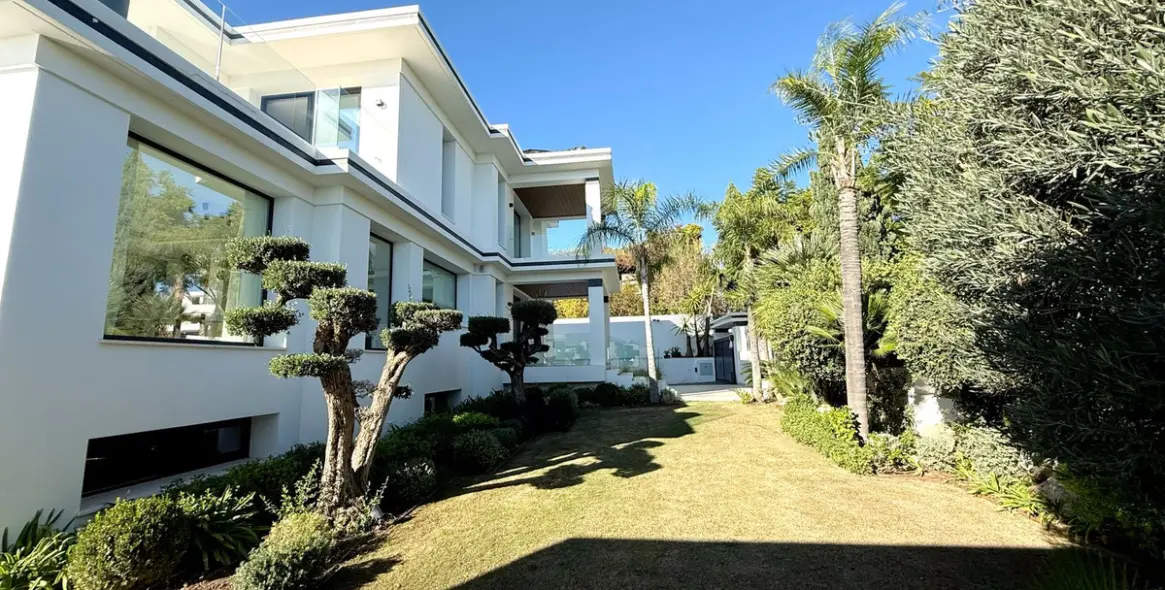 Long-term rent of detached villa in Los Flamingos 9