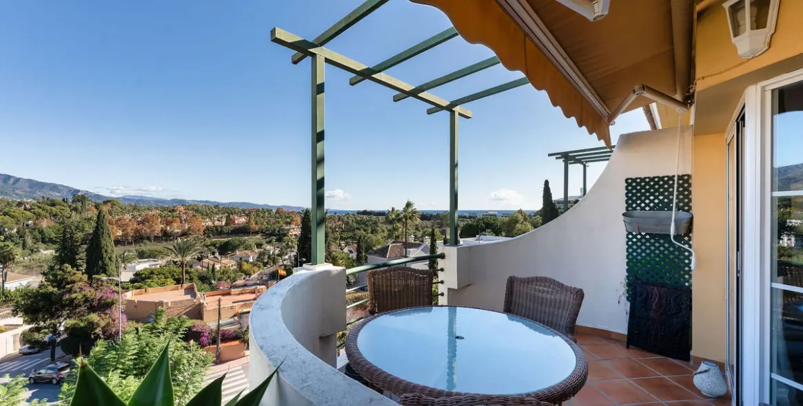 Sale of middle floor apartment in Nueva Andalucía 2