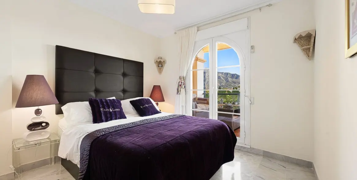 Sale of middle floor apartment in Nueva Andalucía 9