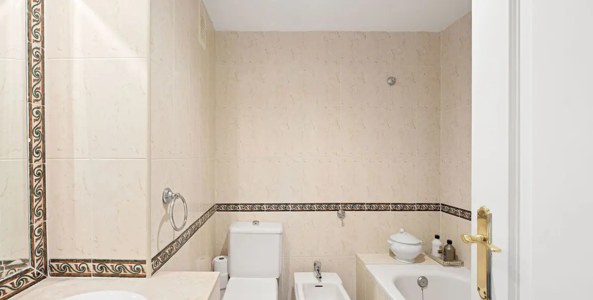 Sale of middle floor apartment in Nueva Andalucía 10