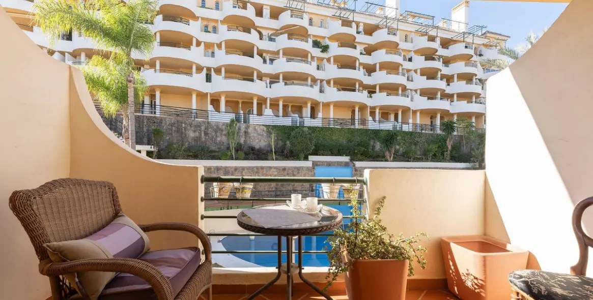 Sale of middle floor apartment in Nueva Andalucía 13