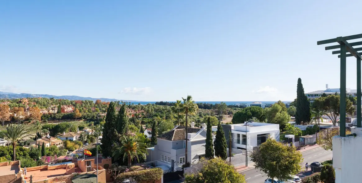 Sale of middle floor apartment in Nueva Andalucía 16