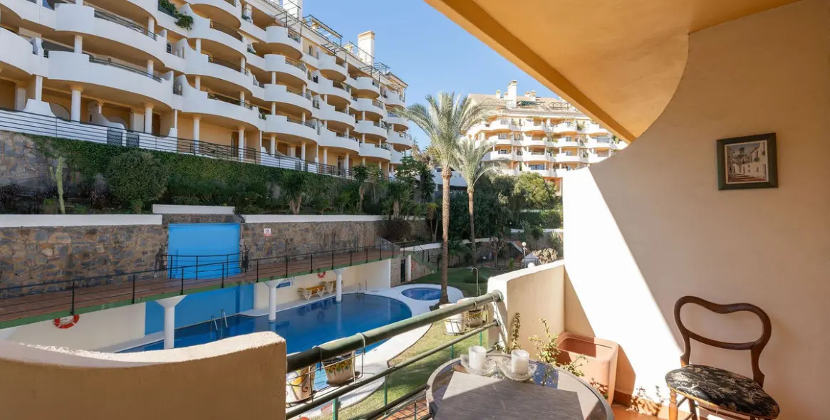 Sale of middle floor apartment in Nueva Andalucía 17