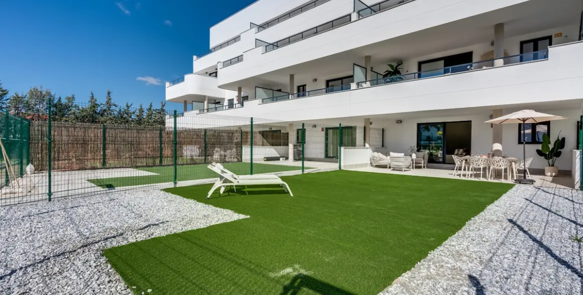 Sale of ground floor apartment in Estepona 1