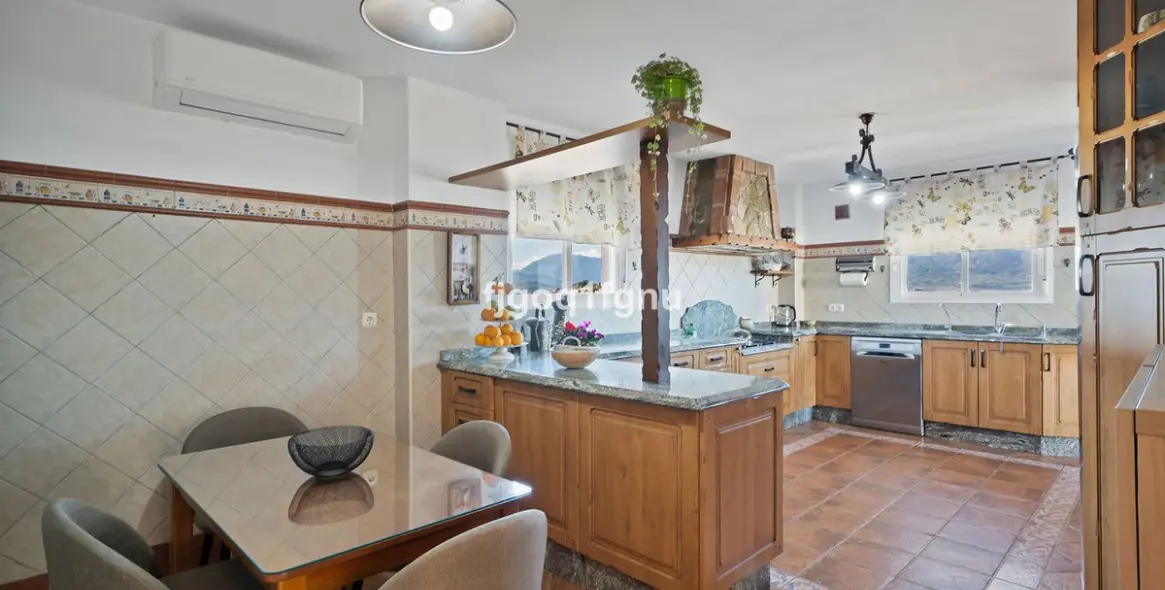 Sale of detached villa in Coín 4