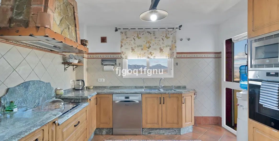 Sale of detached villa in Coín 5