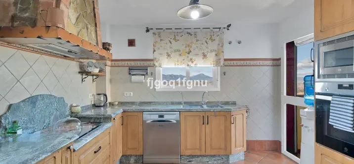 Sale of detached villa in Coín 4