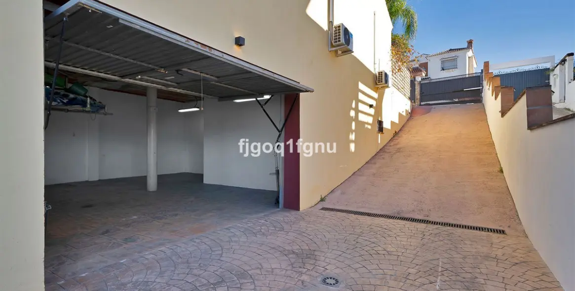 Sale of detached villa in Coín 12