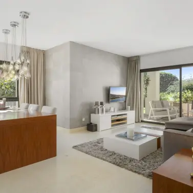 Sale of ground floor apartment in Benahavís