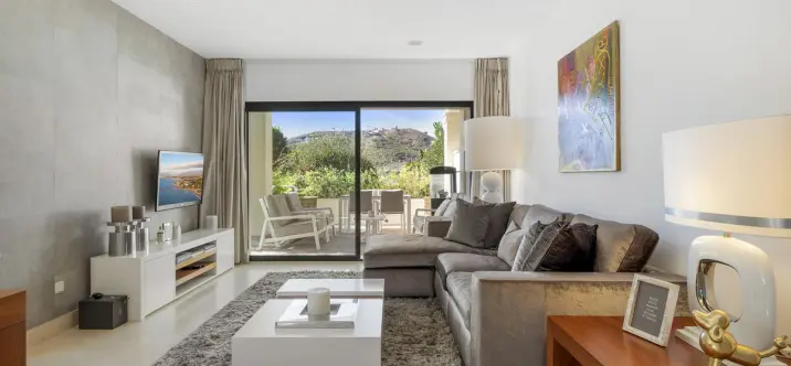 Sale of ground floor apartment in Benahavís 1