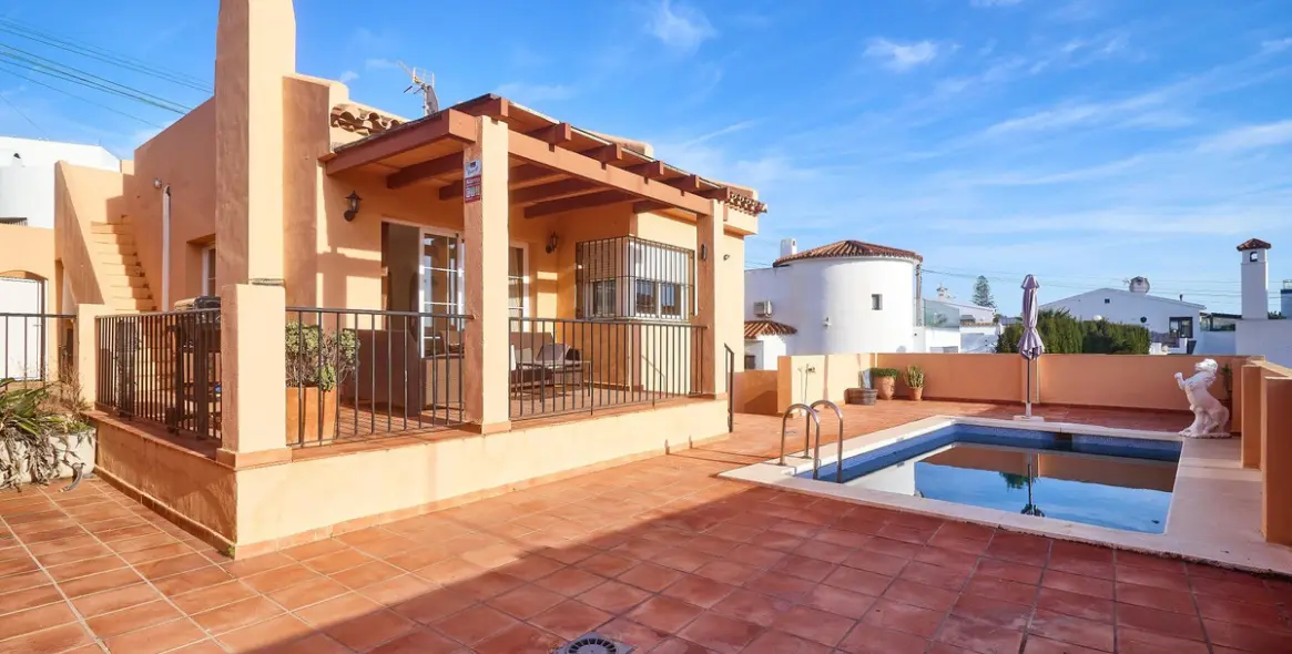 Sale of detached villa in El Faro 5