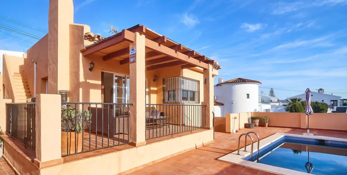 Sale of detached villa in El Faro 17
