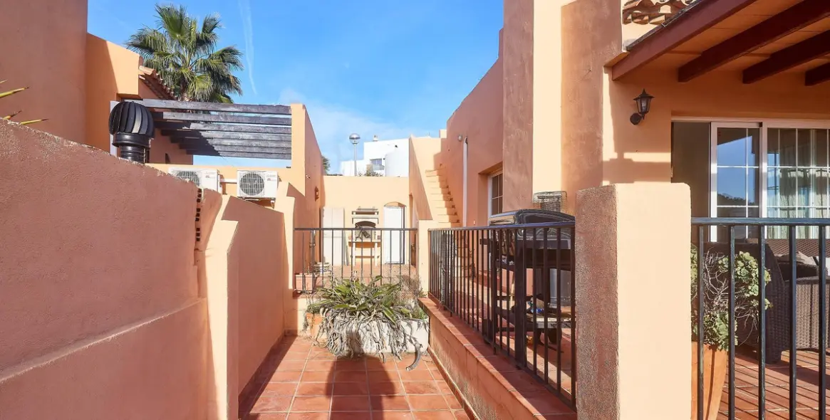 Sale of detached villa in El Faro 18