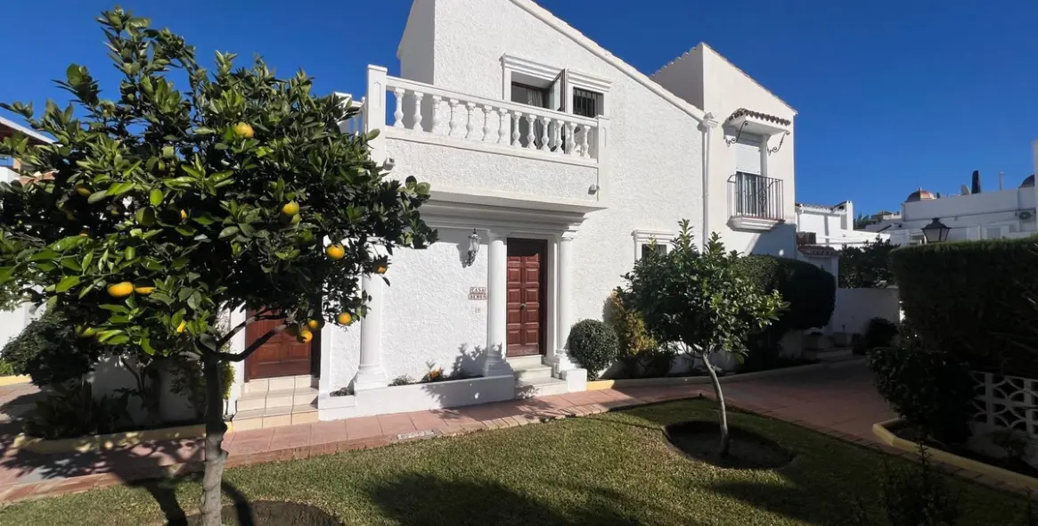 Продажа дома на две семьи в Estepona 1