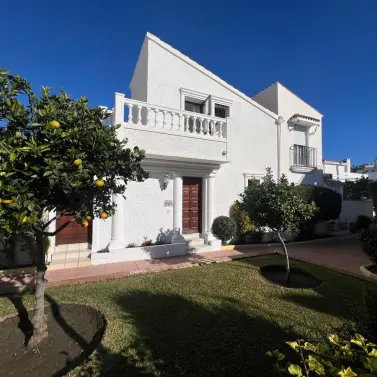 Продажа дома на две семьи в Estepona