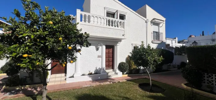 Продажа дома на две семьи в Estepona 0
