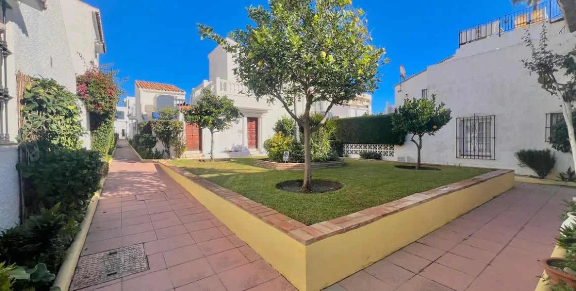 Продажа дома на две семьи в Estepona 4