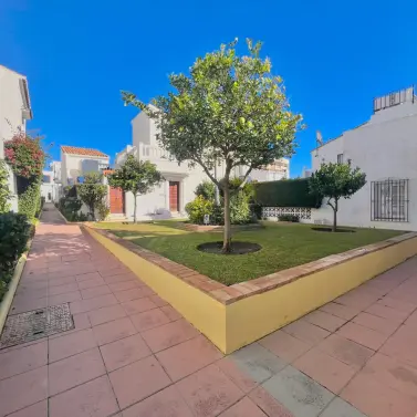 Продажа дома на две семьи в Estepona