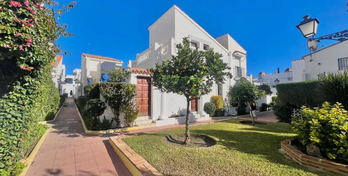 Продажа дома на две семьи в Estepona 5