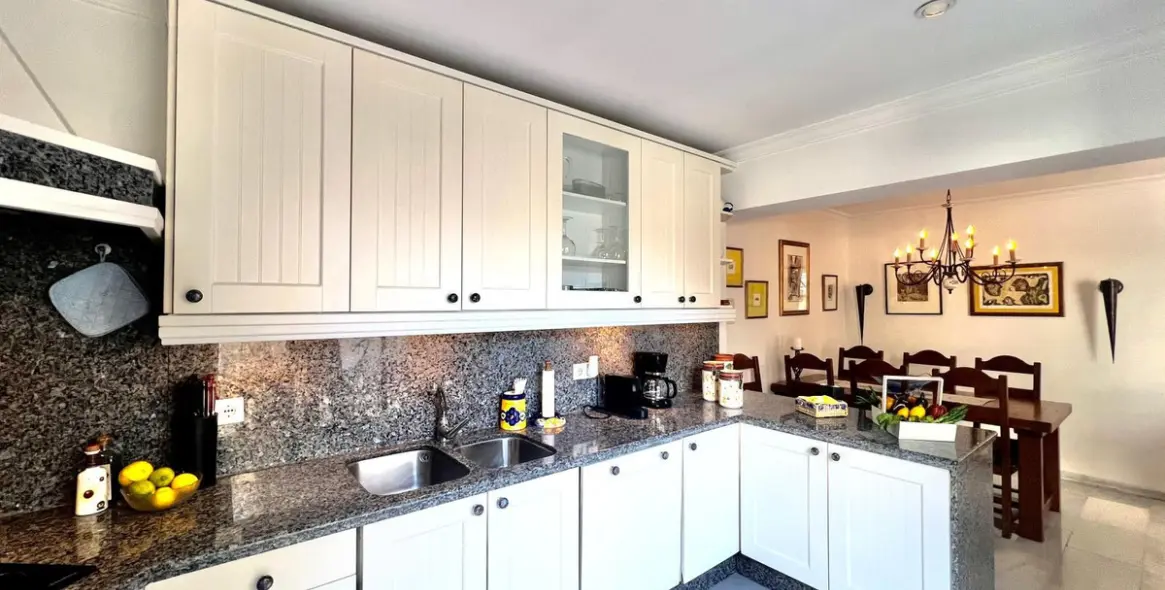 Продажа дома на две семьи в Estepona 11