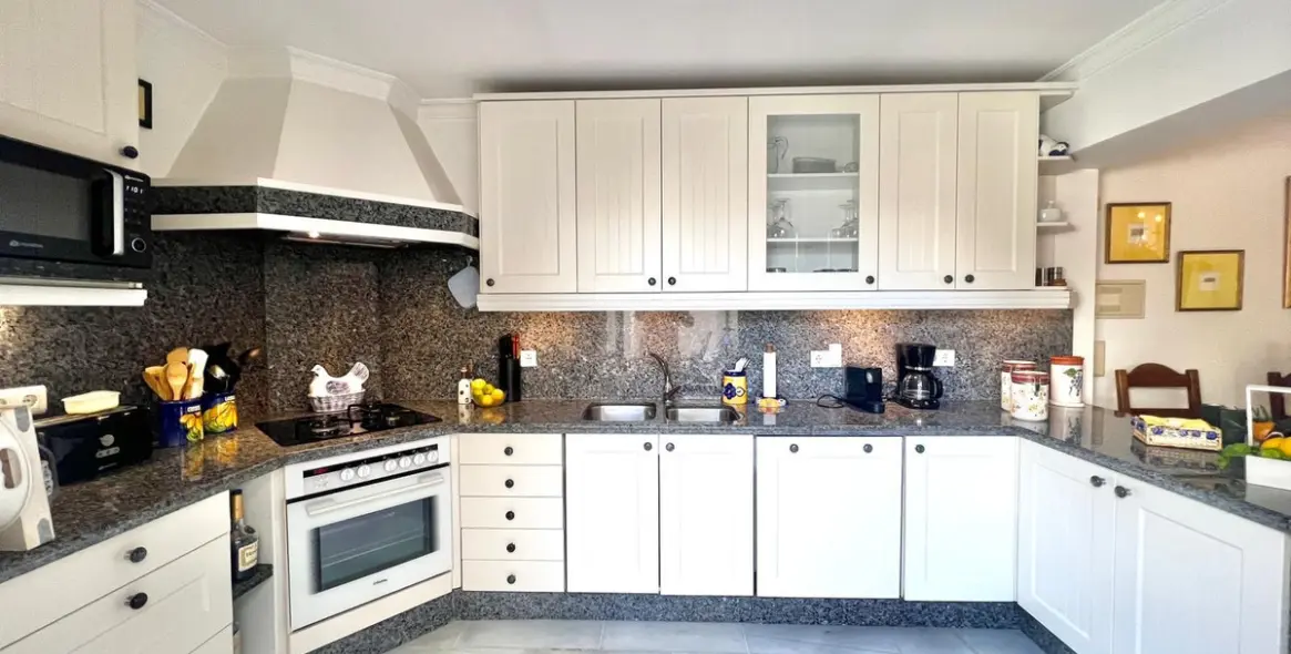 Продажа дома на две семьи в Estepona 12