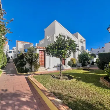 Продажа дома на две семьи в Estepona