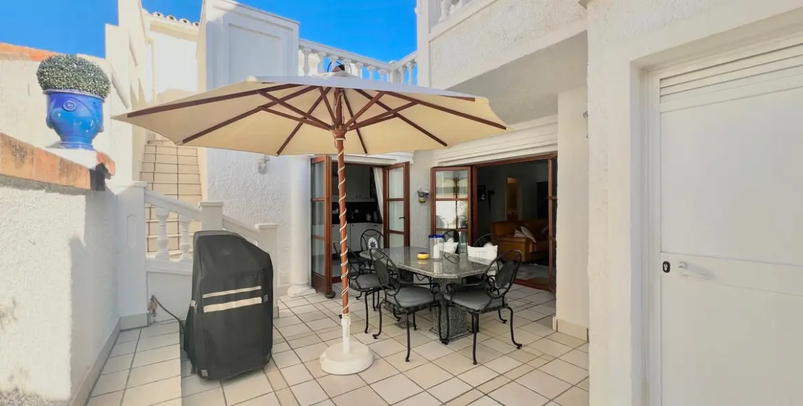 Продажа дома на две семьи в Estepona 13