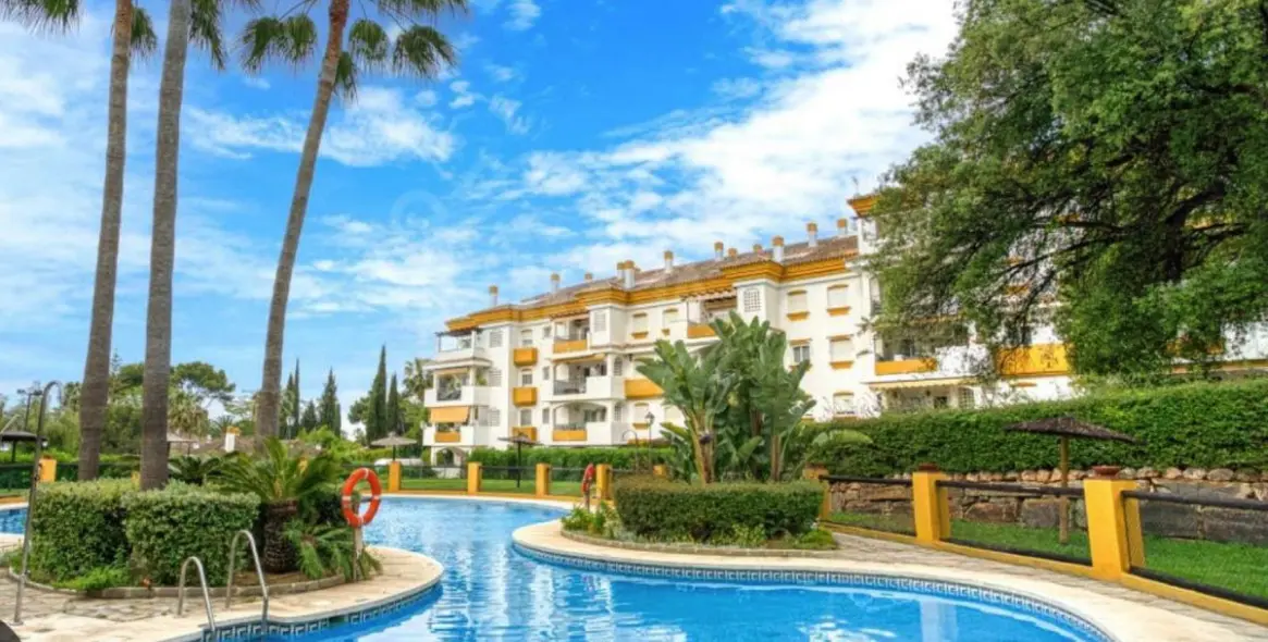 Sale of middle floor apartment in Nagüeles 2