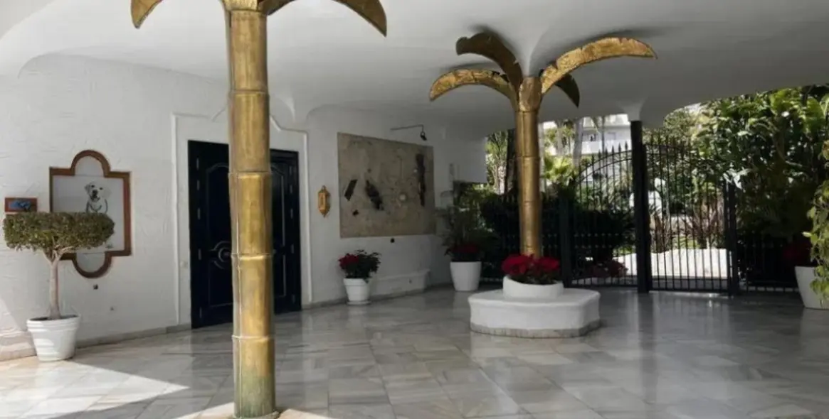 Продажа апартаментов на среднем этаже в The Golden Mile 7