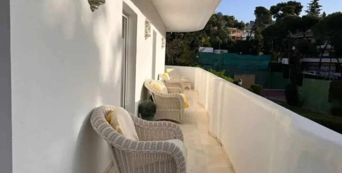 Продажа апартаментов на среднем этаже в The Golden Mile 11