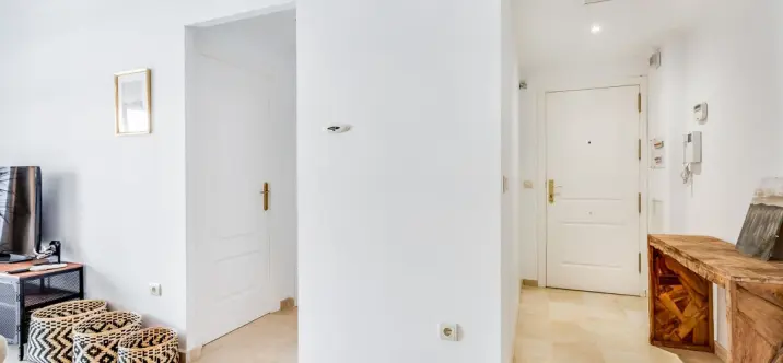 Long-term rent of middle floor apartment in Elviria 2