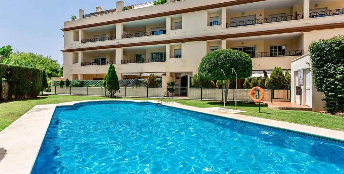 Long-term rent of middle floor apartment in Elviria 12