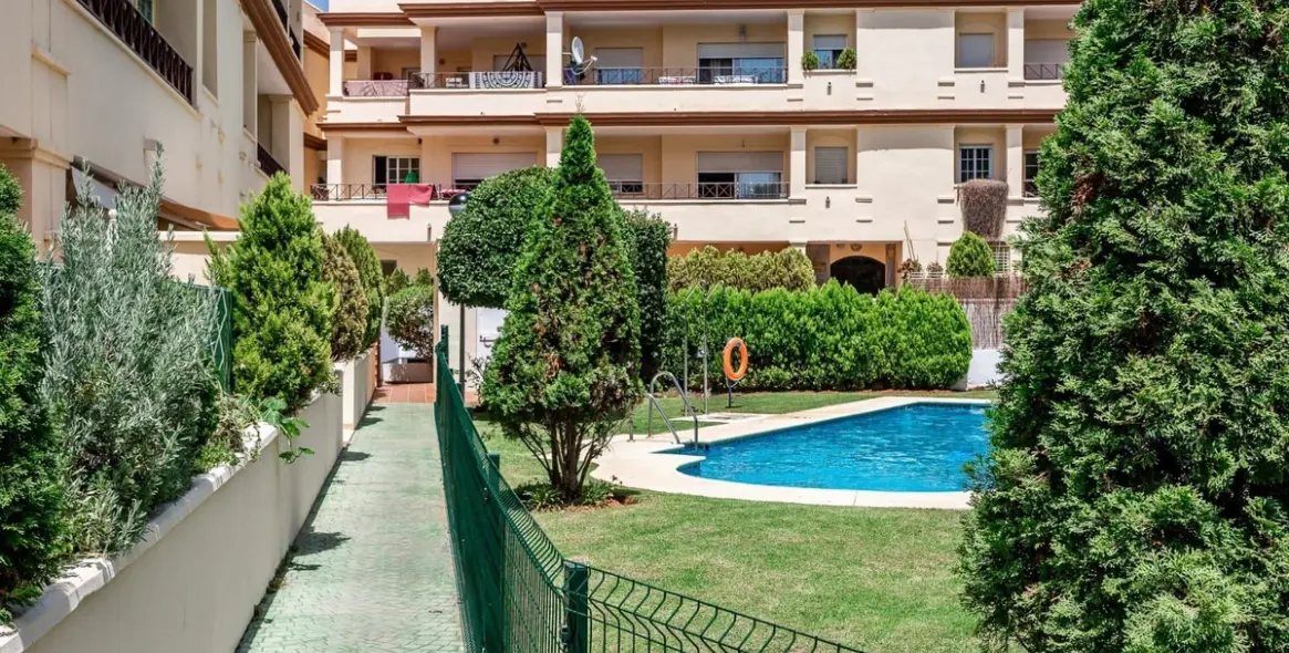 Long-term rent of middle floor apartment in Elviria 13
