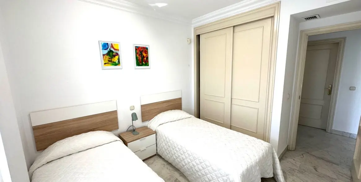 Long-term rent of middle floor apartment in Puerto Banús 11