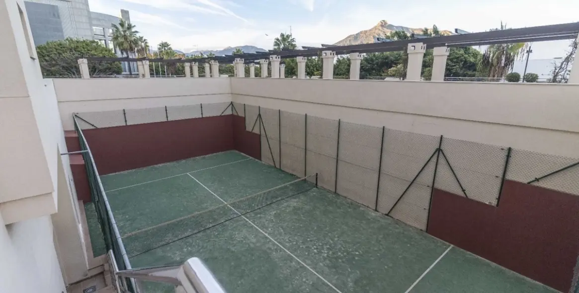 Long-term rent of middle floor apartment in Puerto Banús 23