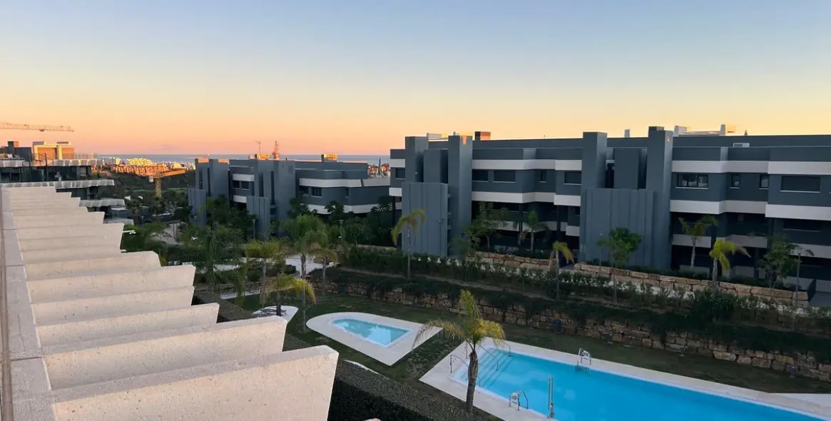 Long-term rent of middle floor apartment in Estepona 1