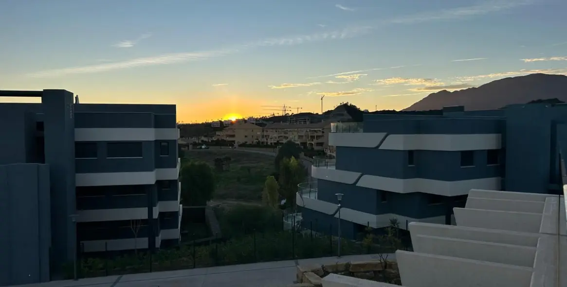 Long-term rent of middle floor apartment in Estepona 2